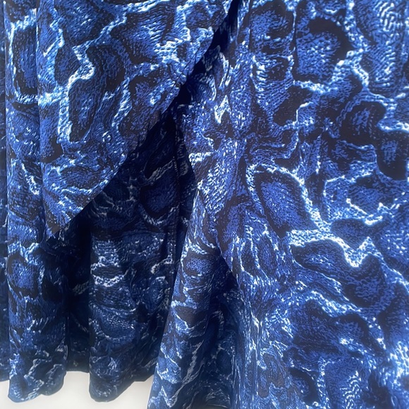 LAST CHANCE BEFORE DONATION AX Paris wrap mini dress in blue snake - Picture 6 of 10